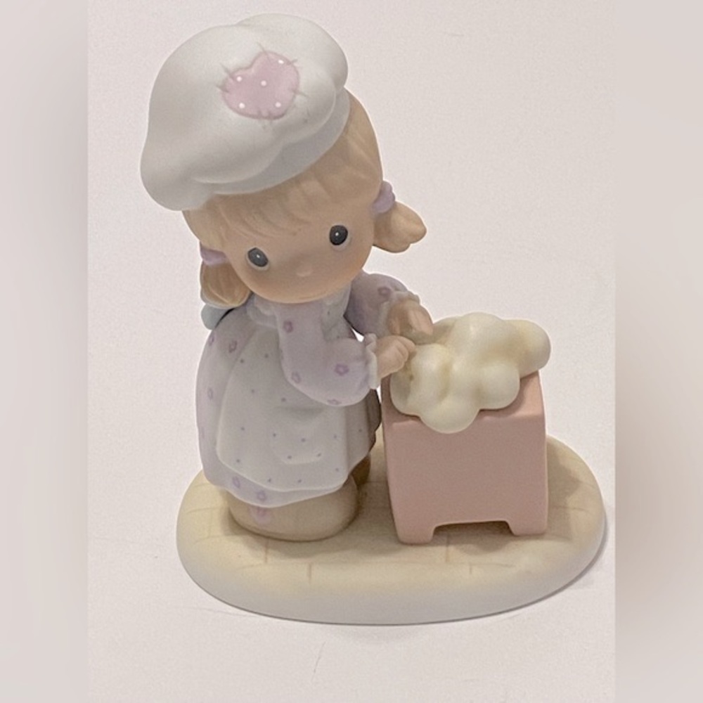 Precious Moments by Enesco “We Knead You Grandma” 1999 Figurine